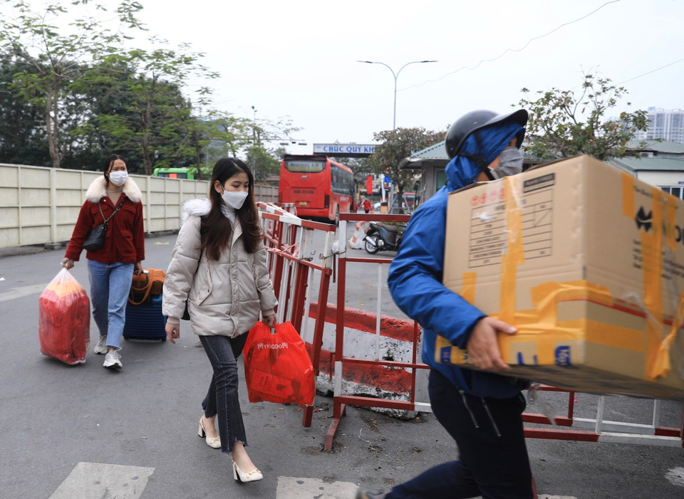 Hành khách đến Bến xe Giáp Bát chiều 30/12. (Ảnh: Hoàng Hiếu/TTXVN)