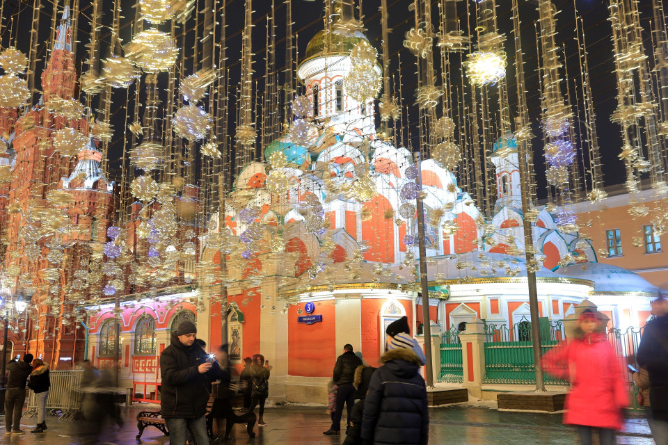 Du khách thích thú trải nghiệm không khí đón năm mới trên đường phố Moskva. (Ảnh: Trần Hiếu/TTXVN)