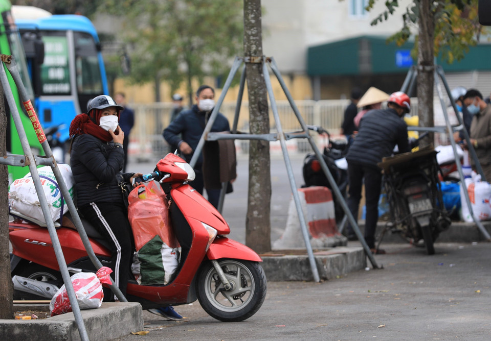 Bến xe Giáp Bát yêu cầu tất cả người dân vào bến bắt buộc phải đeo khẩu trang để phòng, chống dịch COVID-19. (Ảnh: Hoàng Hiếu/TTXVN)