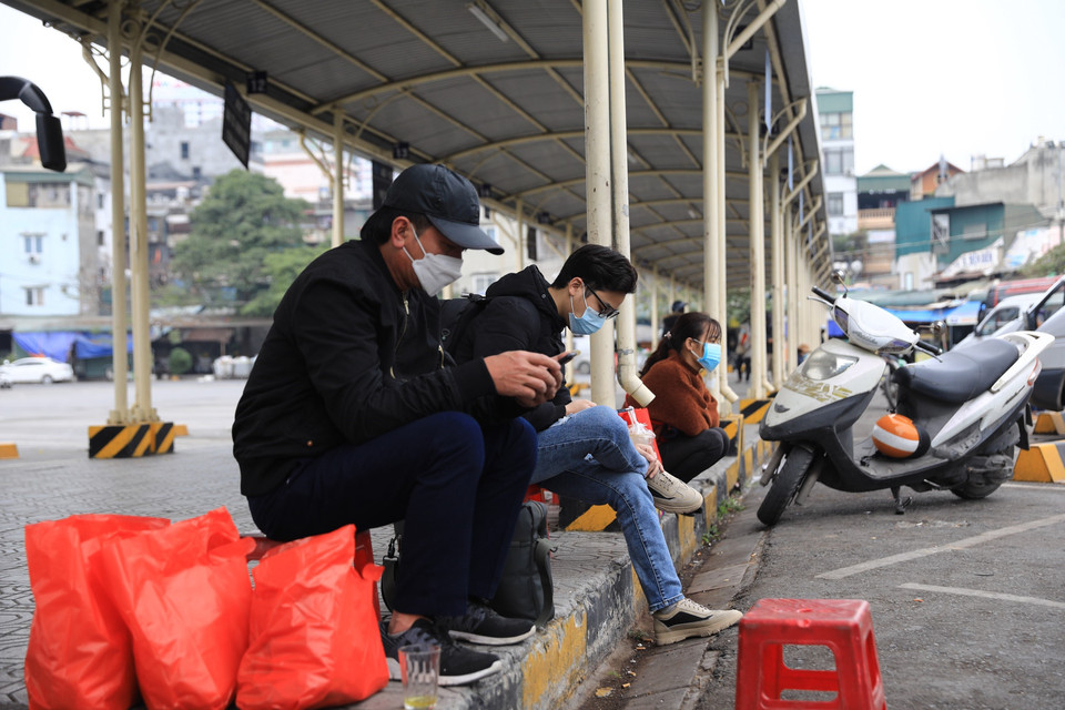 Bến xe Giáp Bát yêu cầu tất cả người dân vào bến bắt buộc phải đeo khẩu trang để phòng, chống dịch COVID-19. (Ảnh: Hoàng Hiếu/TTXVN)