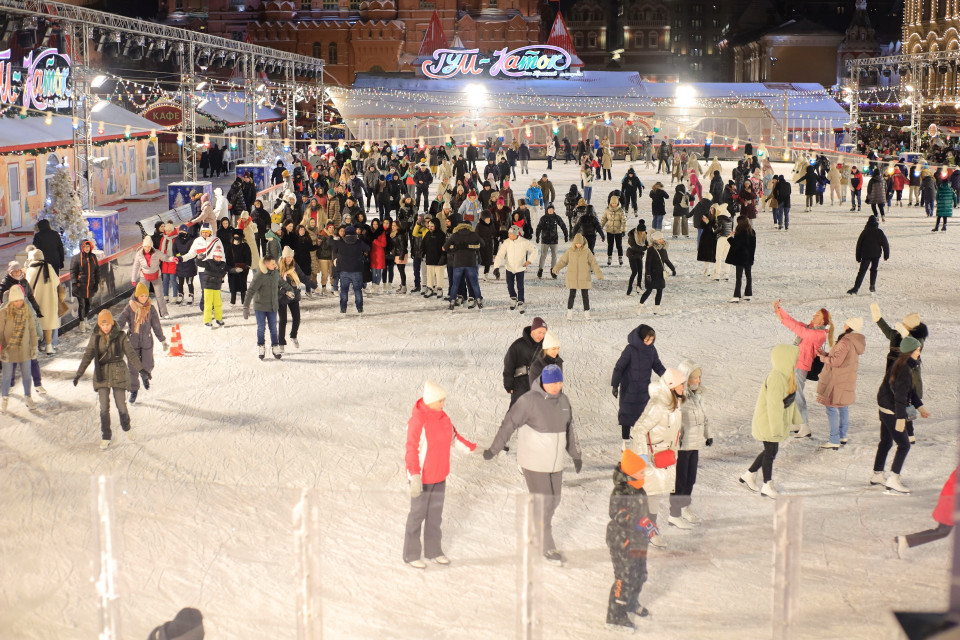Sân trượt băng luôn thu hút đông đảo người dân Moskva tham gia vui chơi dịp năm mới. (Ảnh: Trần Hiếu/TTXVN)