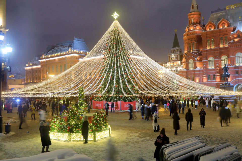 Cây thông Năm mới tạo điểm nhấn trên quảng trưởng Manezh ở trung tâm thủ đô Moskva. (Ảnh: Trần Hiếu/TTXVN)