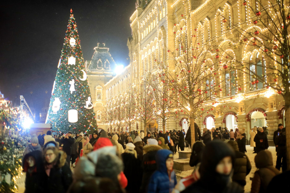 Cây thông Năm mới 2022 được trang trí theo phong cách từ thời Liên Xô được đặt trước sảnh trung tâm bách hóa tổng hợp GUM. (Ảnh: Trần Hiếu/TTXVN)