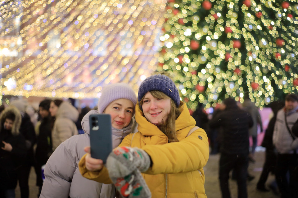 Người dân Nga chia sẻ khoảnh khắc giao thời trước thềm năm mới 2002. (Ảnh: Trần Hiếu/TTXVN)