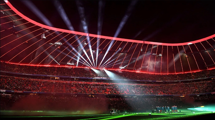 Allianz Arena chìm trong sắc màu trước lễ Giáng sinh và đón chào Năm mới. (Nguồn: fcbayern)