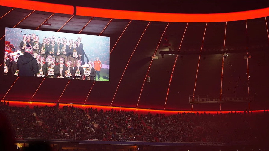 Hình ảnh lung linh huyền ảo ở Allianz Arena như một lời cảm ơn mà Bayern Munich gửi đến người hâm mộ đội bóng. (Nguồn: fcbayern)