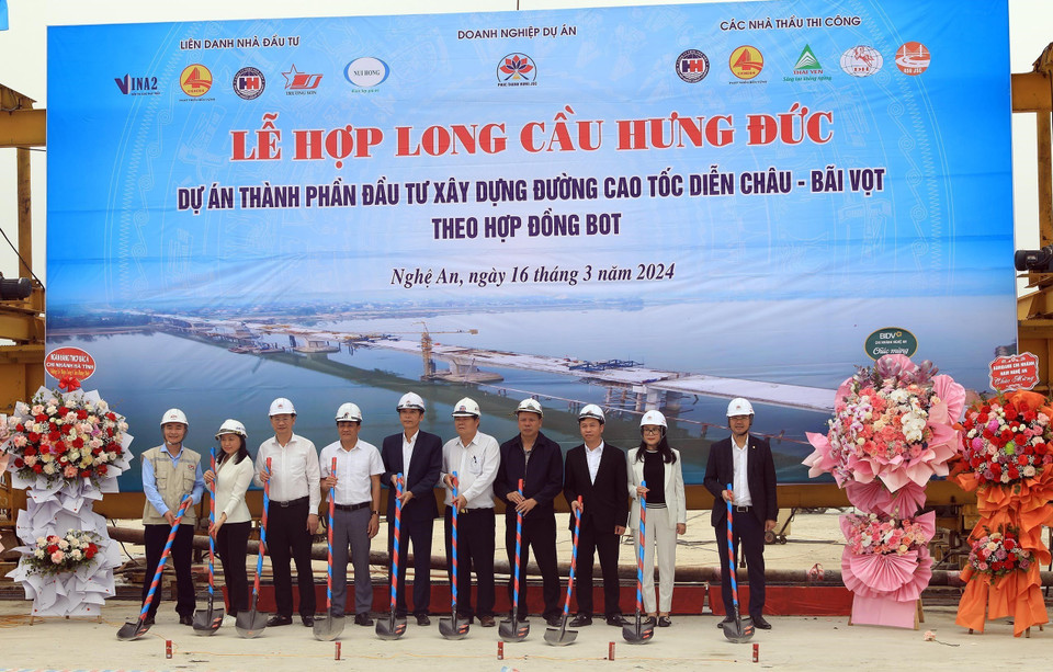 Các đại biểu thực hiện nghi thức hợp long cầu Hưng Đức. (Ảnh: Huy Hùng/TTXVN)
