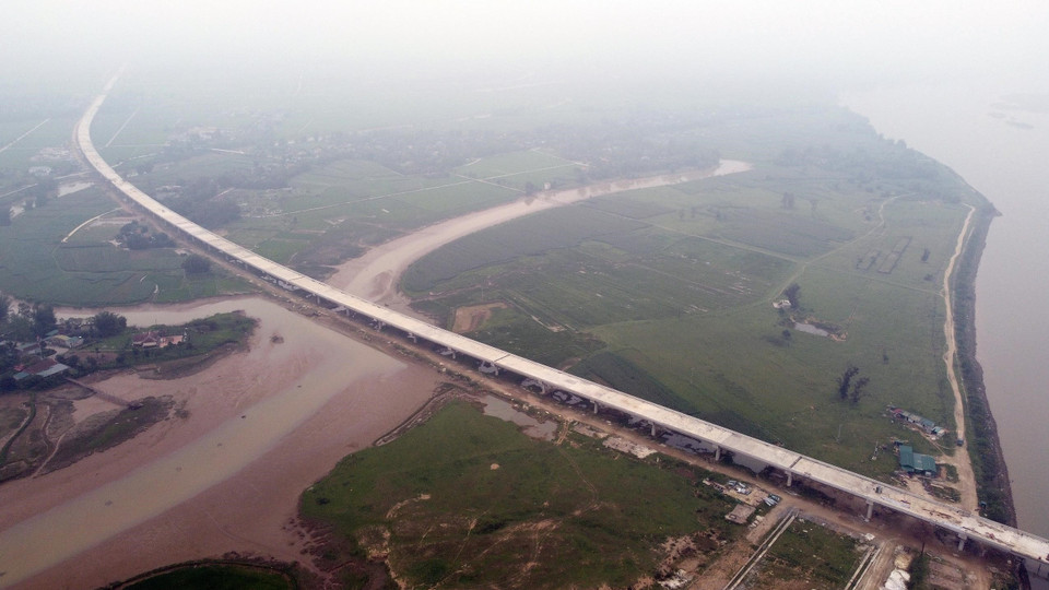 Đường dẫn cầu Hưng Đức bên phía tỉnh Hà Tĩnh. (Ảnh: Huy Hùng/TTXVN)