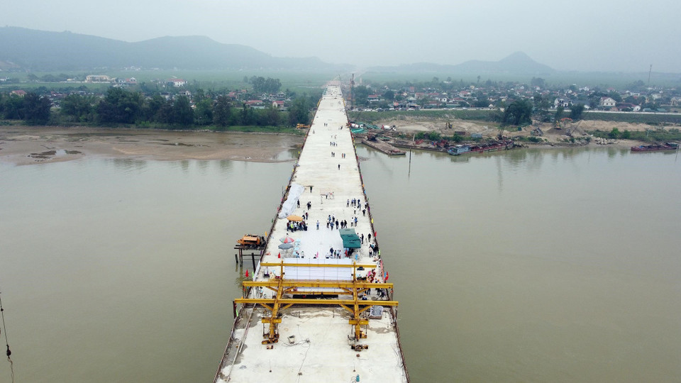 Cầu Hưng Đức dài 4,015 km vượt sông Lam nối huyện Hưng Nguyên (Nghệ An) với huyện Đức Thọ (Hà Tĩnh). (Ảnh: Huy Hùng/TTXVN)