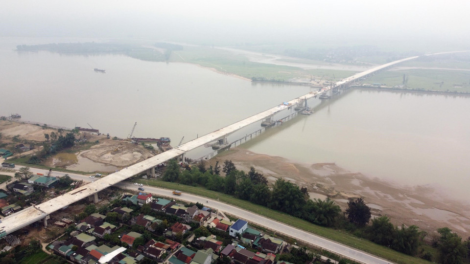 Cùng với hầm Thần Vũ, cầu Xuân Dương 1, cầu Xuân Dương 2, nút giao QL46B… cầu Hưng Đức là một trong những hạng mục thuộc cao tốc Diễn Châu-Bãi Vọt. (Ảnh: Huy Hùng/TTXVN)