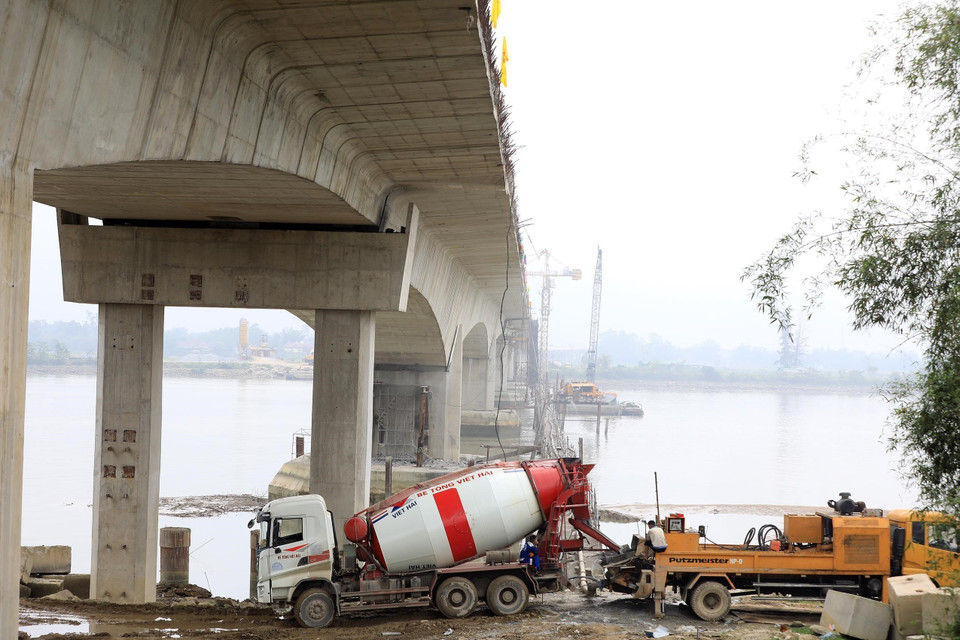 Cầu Hưng Đức bên phía huyện Hưng Nguyên, tỉnh Nghệ An.(Ảnh: Huy Hùng/TTXVN)