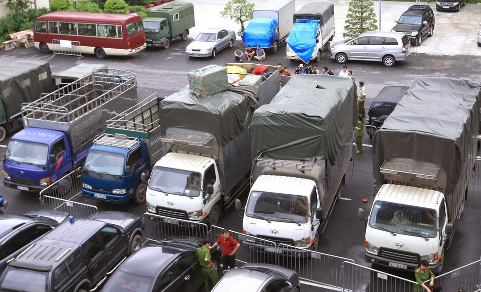 5 chiếc xe chở hàng lậu bị bắt giữ tại cơ quan công an. (Ảnh: Doãn Tấn/TTXVN)