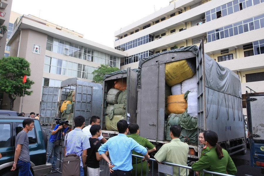 Xe chở hàng lậu vừa bị bắt giữ. (Ảnh: Doãn Tấn/TTXVN)