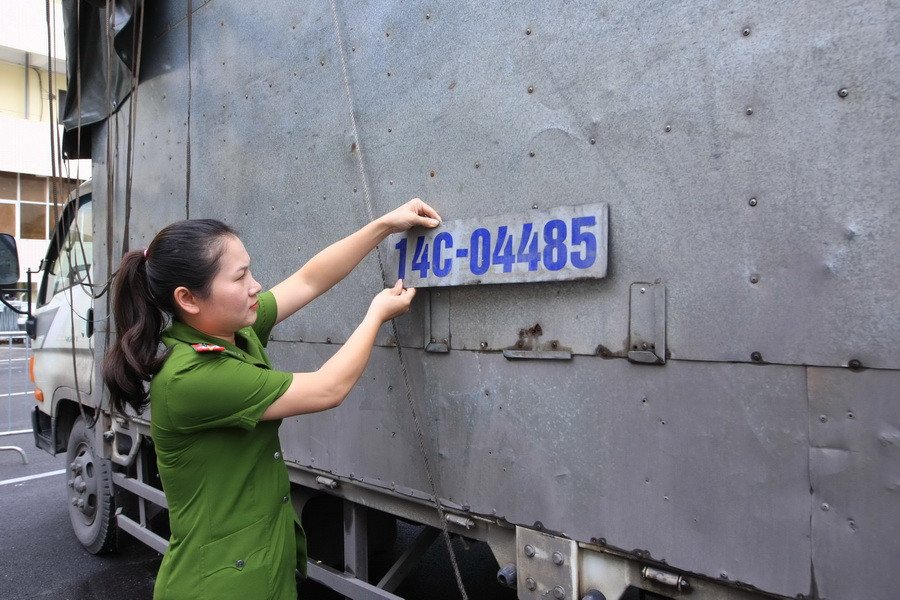 2 xe mang biển kiểm soát giống nhau là 14C-04485 được gài vào thân xe của 2 xe tải chở hàng lậu. (Ảnh: Doãn Tấn/TTXVN)