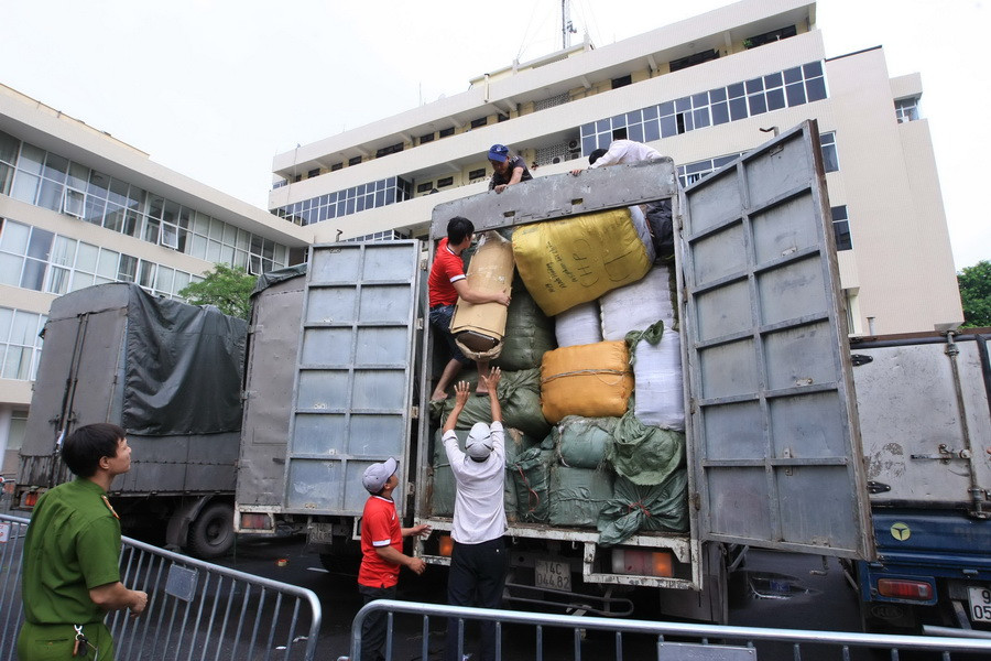 Mặt hàng buôn lậu chủ yếu là quần áo. (Ảnh: Doãn Tấn/TTXVN)