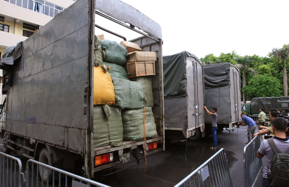 5 xe tải chở hàng lậu, trong đó có 2 xe mang biển kiểm soát giống nhau là 14C-04485. (Ảnh: Doãn Tấn/TTXVN)