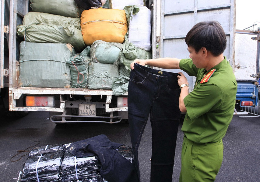 Mặt hàng buôn lậu chủ yếu là quần áo. (Ảnh: Doãn Tấn/TTXVN) 