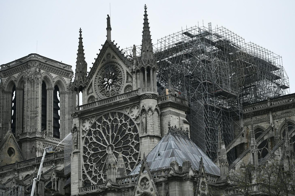 Lực lượng cứu hỏa Paris (Pháp) ngày 16/4/2019 thông báo đã dập tắt hoàn toàn đám cháy ở Nhà thờ Đức Bà Paris. (Nguồn: AFP/TTXVN)