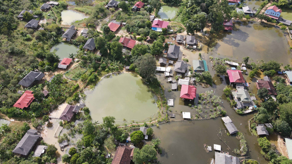 Gần 30 ngôi nhà của người dân ở bản Giáng hiện vẫn bị ngập trong nước. (Ảnh: Hữu Quyết/TTXVN)