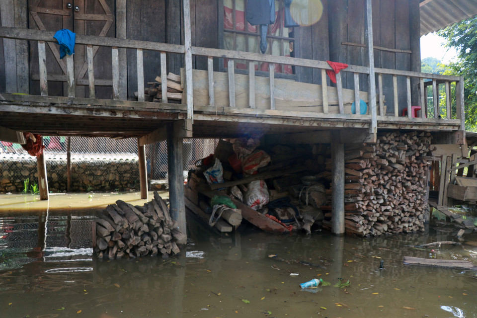 Nhà ở của một hộ dân ở bản Giáng bị ngập trong nước. (Ảnh: Hữu Quyết/TTXVN)