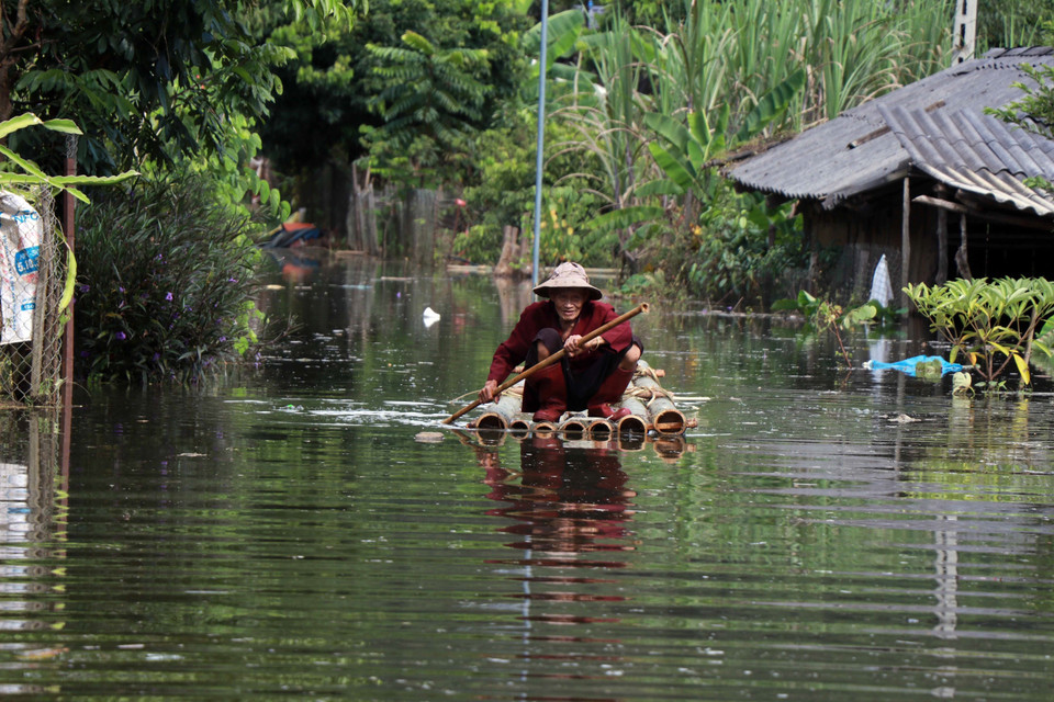 Người dân ở bản Giáng phải sử dụng bè tre để đi lại hàng ngày. (Ảnh: Hữu Quyết/TTXVN)