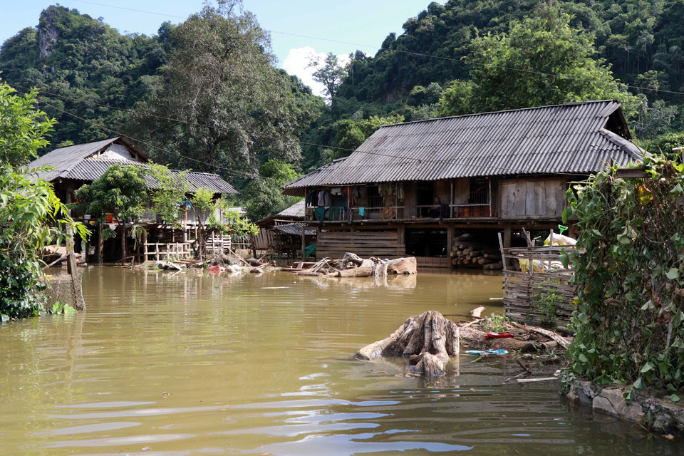 Nhà ở của người dân ở bản Giáng bị ngập trong nước. (Ảnh: Hữu Quyết/TTXVN)