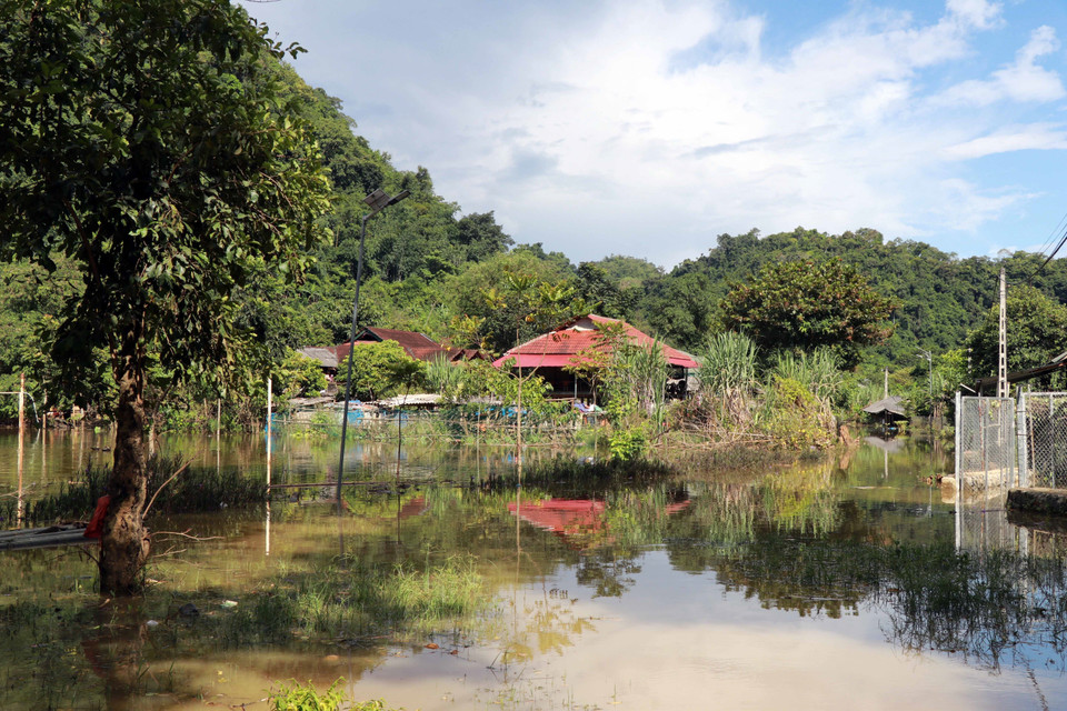 Gần 30 ngôi nhà của người dân ở bản Giáng, xã Chiềng Đen, thành phố Sơn La, hiện vẫn bị ngập trong nước. (Ảnh: Hữu Quyết/TTXVN)