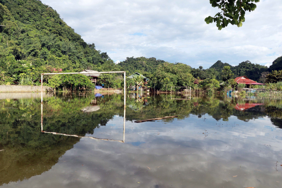 Sân bóng tại bản Giáng hiện vẫn bị ngập trong nước. (Ảnh: Hữu Quyết/TTXVN)