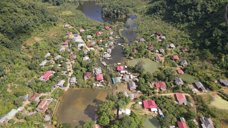 Hình ảnh gần 30 ngôi nhà của người dân ở bản Giáng hiện vẫn bị ngập trong nước. (Ảnh: Hữu Quyết/TTXVN)