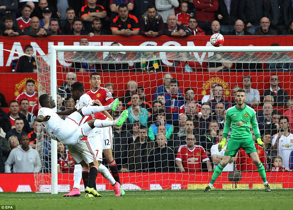 Phút 84, Benteke rút ngắn tỷ số xuống còn 1-2.