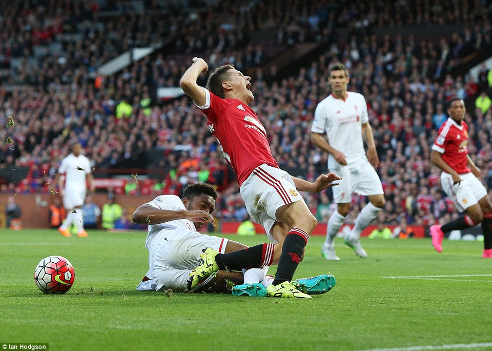 Phút 69, M.U được hưởng penalty sau khi Ander Herrera bị phạm lỗi trong vòng cấm.