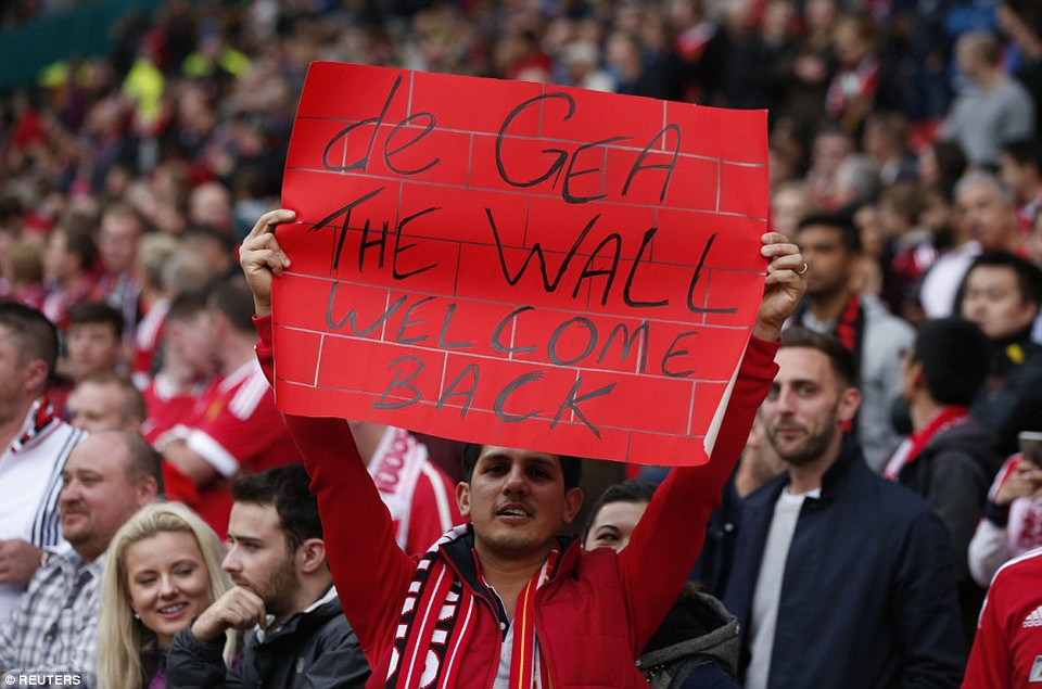 Người hâm mộ chào đón sự trở lại của David de Gea.