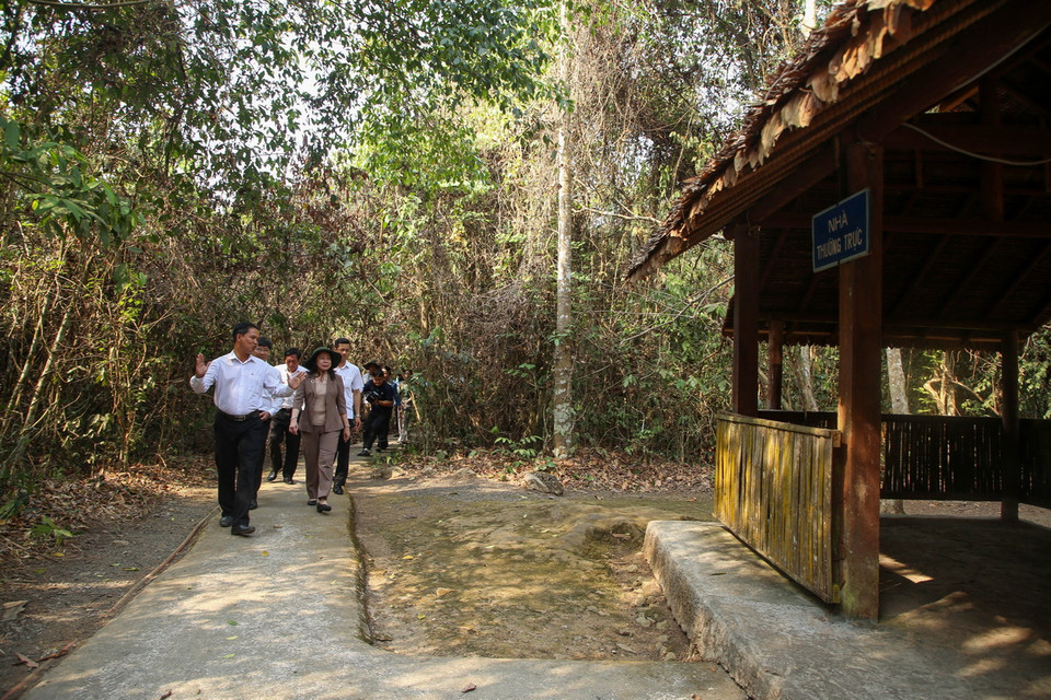 Quyền Chủ tịch nước Võ Thị Ánh Xuân cùng đoàn công tác đến thăm Khu Di tích lịch sử Quốc gia đặc biệt Căn cứ Trung ương Cục miền Nam. (Ảnh: Giang Phương/TTXVN)