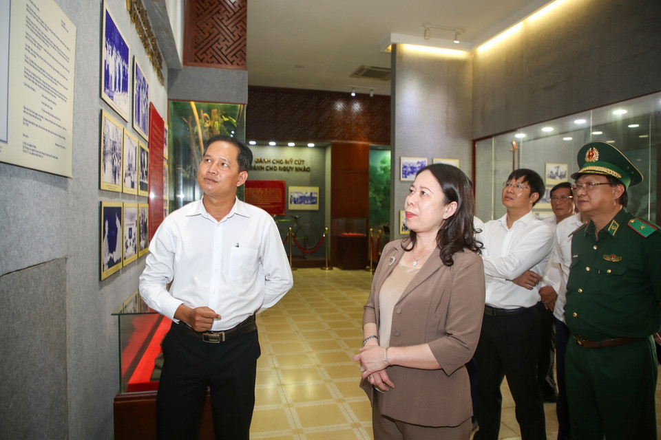 Quyền Chủ tịch nước Võ Thị Ánh Xuân thăm các di tích trong Nhà trưng bày. (Ảnh: Giang Phương/TTXVN)