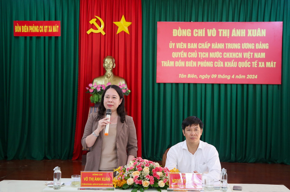 Quyền Chủ tịch nước Võ Thị Ánh Xuân và Bí thư Tỉnh ủy, Chủ tịch Hội đồng Nhân dân tỉnh Tây Ninh Nguyễn Thành Tâm tại buổi thăm Đồn Biên phòng cửa khẩu quốc tế Xa Mát. (Ảnh: Giang Phương/TTXVN)