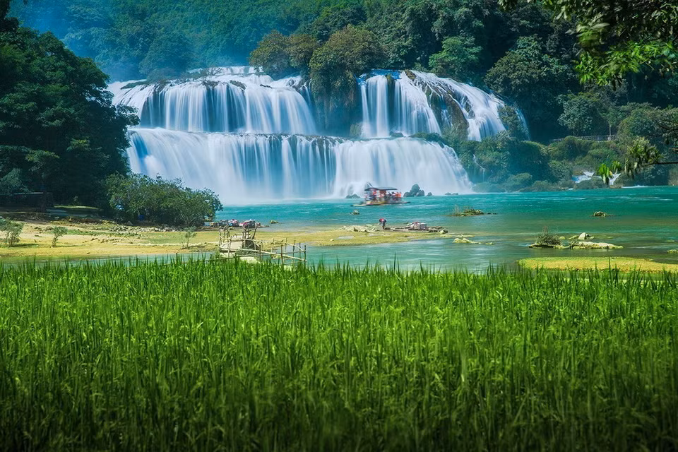Thác Bản Giốc được đánh giá là thác nước đẹp nhất Việt Nam. Đây là điểm du lịch tiêu biểu mang tính biểu tượng của tỉnh Cao Bằng và có nhiều tiềm năng phát triển, thu hút khách du lịch trong lai. (Ảnh: Trọng Đạt/TTXVN)