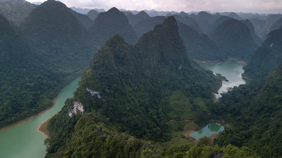 Công viên địa chất toàn cầu Non Nước Cao Bằng là một miền đất hiếm có, nơi có thể tìm hiểu lịch sử trên 500 triệu năm của Trái Đất qua các dấu tích còn lại ở đây. Các hóa thạch, trầm tích biển, đá núi lửa, khoáng sản..., đặc biệt là các cảnh quan đá vôi, là những minh chứng tuyệt vời cho sự tiến hóa và thay đổi của Trái Đất, xứng đáng là những di sản địa chất đặc sắc. (Ảnh: Trọng Đạt/TTXVN)