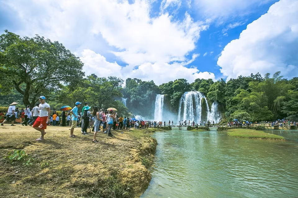 Thác Bản Giốc được đánh giá là thác nước đẹp nhất Việt Nam. Đây là điểm du lịch tiêu biểu mang tính biểu tượng của tỉnh Cao Bằng và có nhiều tiềm năng phát triển, thu hút khách du lịch trong lai. (Ảnh: Trọng Đạt/TTXVN)