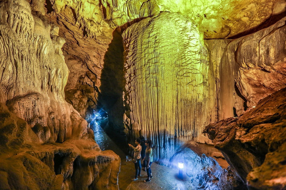 Công viên địa chất toàn cầu Non Nước Cao Bằng là một miền đất hiếm có, nơi có thể tìm hiểu lịch sử trên 500 triệu năm của Trái Đất qua các dấu tích còn lại ở đây. Các hóa thạch, trầm tích biển, đá núi lửa, khoáng sản..., đặc biệt là các cảnh quan đá vôi, là những minh chứng tuyệt vời cho sự tiến hóa và thay đổi của Trái Đất, xứng đáng là những di sản địa chất đặc sắc. (Ảnh: Trọng Đạt/TTXVN)