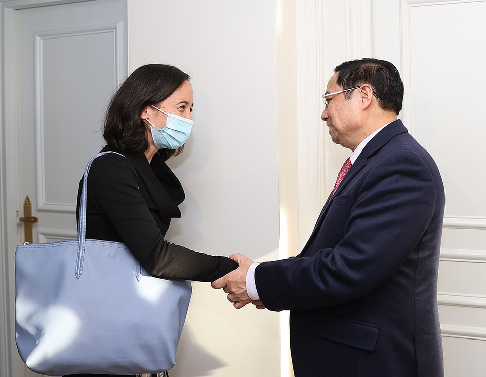 Thủ tướng Phạm Minh Chính tiếp Giám đốc COVAX Aurelia Nguyen. (Ảnh: Dương Giang/TTXVN)