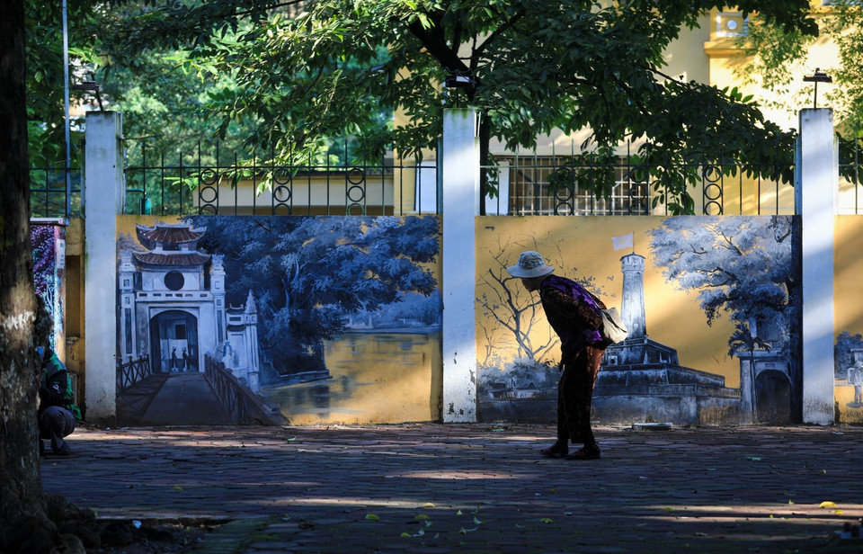 Những khung cảnh đời thường bỗng trở thành bức tranh nhờ những tia nắng ban mai một sớm thu. (Ảnh: Thành Đạt/TTXVN)