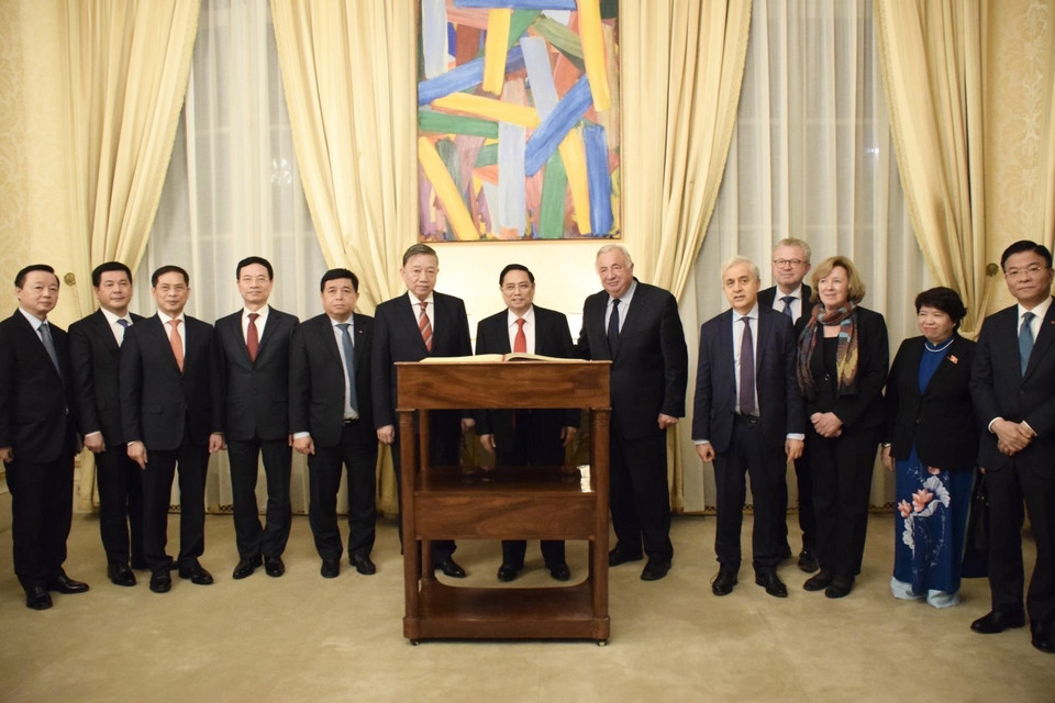 Thủ tướng Phạm Minh Chính và Chủ tịch Thượng viện Pháp Gérard Larcher cùng các đại biểu tham dự buổi hội kiến. (Ảnh: TTXVN)