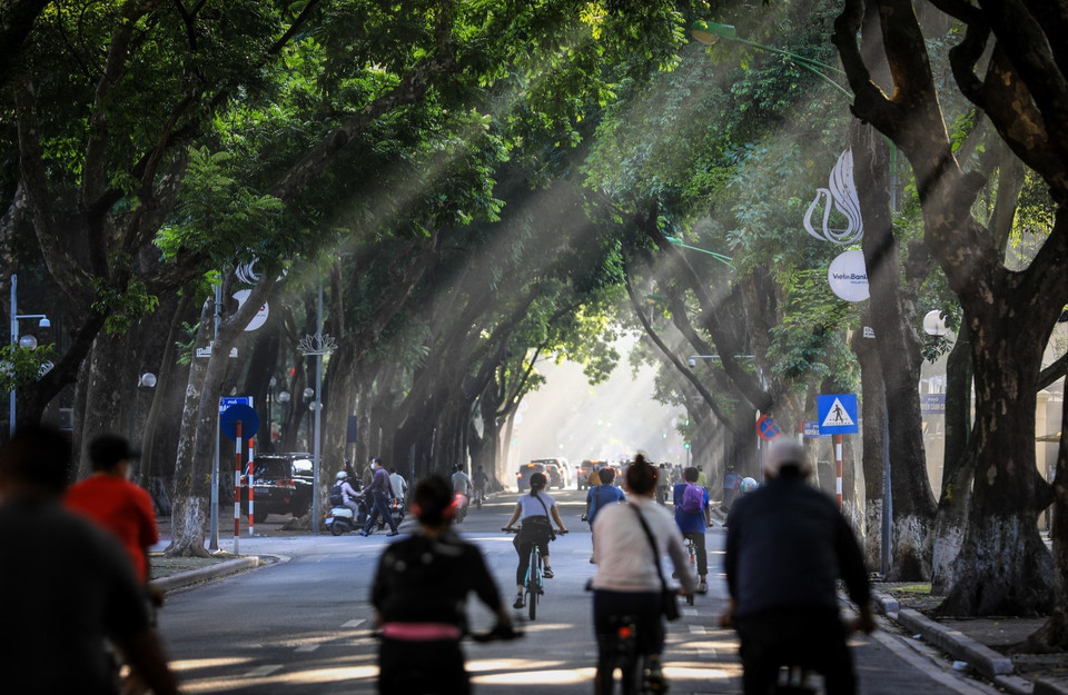 Những tia nắng sớm trải dài trên con đường Phan Đình Phùng. (Ảnh: Thành Đạt/TTXVN)