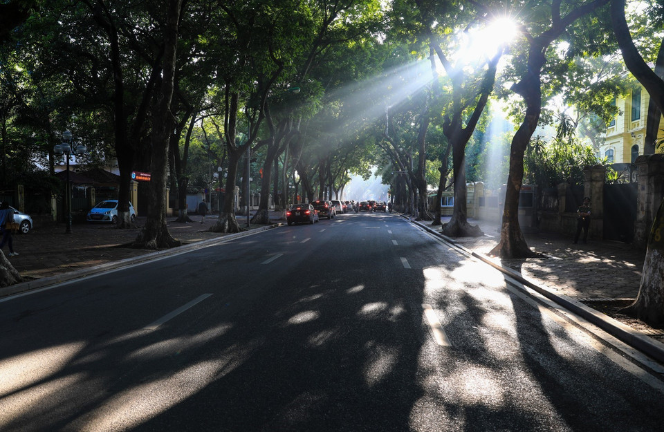 Những tia nắng sớm trải dài trên con đường Phan Đình Phùng. (Ảnh: Thành Đạt/TTXVN)