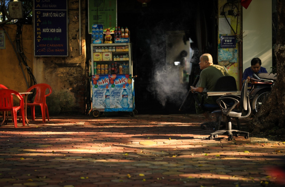 Những khung cảnh đời thường bỗng trở thành bức tranh nhờ những tia nắng ban mai một sớm thu. (Ảnh: Thành Đạt/TTXVN)