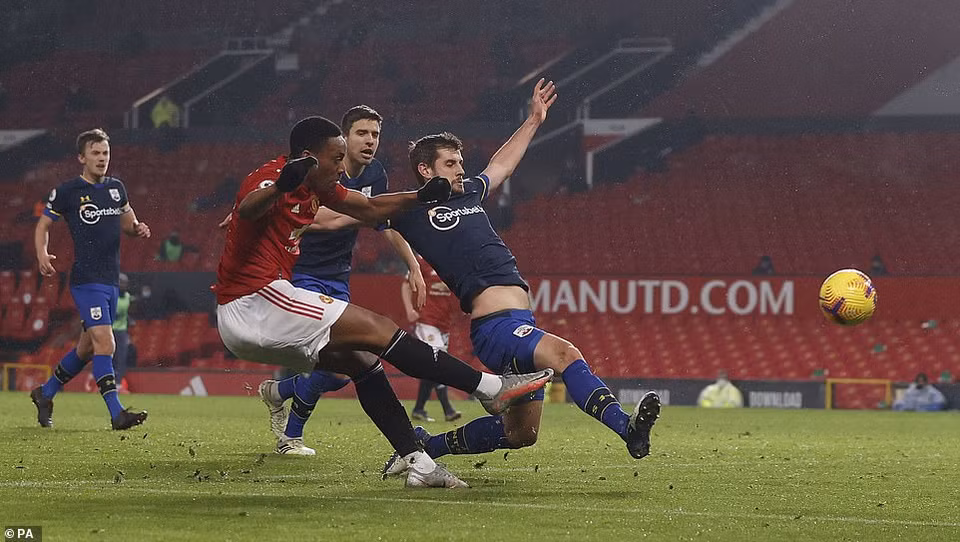 Phút 90, Martial hoàn tất cú đúp để nâng tỷ số lên 8-0 cho Quỷ đỏ. (Nguồn: PA)