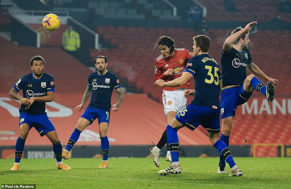 5 phút sau, Canavi khép lại hiệp 1 bằng bàn thắng nâng tỷ số lên 4-0.