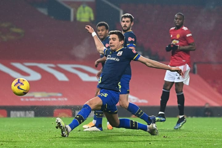 Đến phút 34, tỷ số đã là 3-0 cho Quỷ đỏ sau pha phản lưới nhà của Jan Bednarek. (Nguồn: AP)