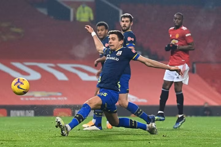 Đến phút 34, tỷ số đã là 3-0 cho Quỷ đỏ sau pha phản lưới nhà của Jan Bednarek. (Nguồn: AP)