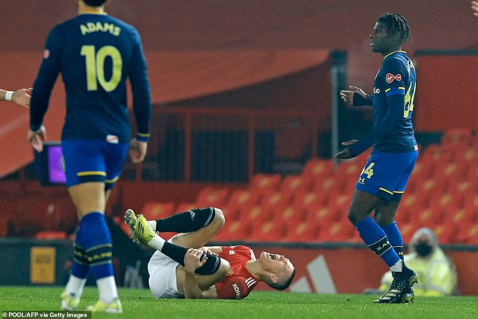...khi Alexandre Jankewitz bị truất quyền thi đấu vì phạm lỗi với McTominay. (Nguồn: Getty Images)